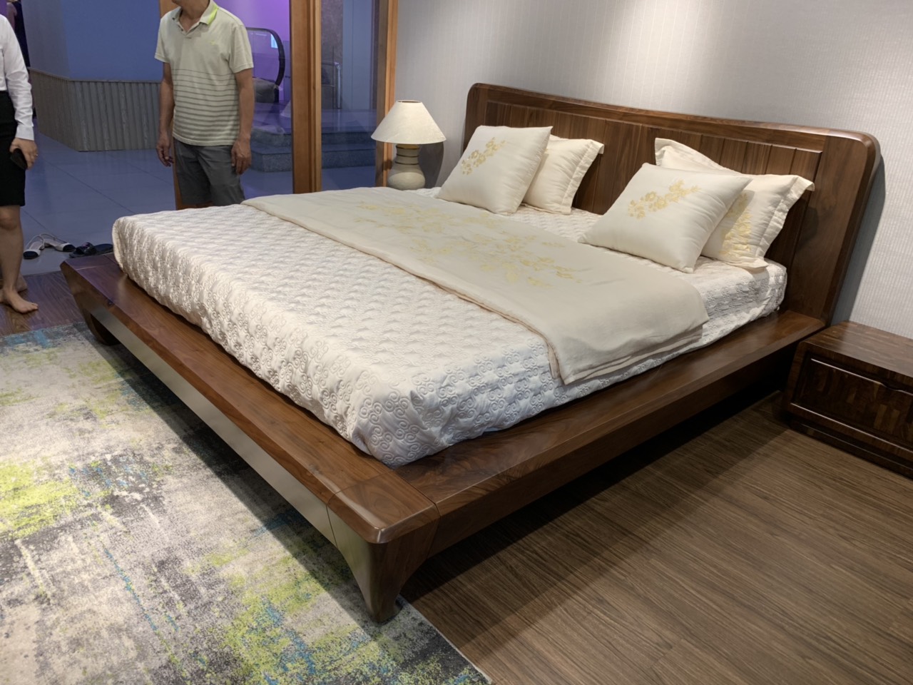 Chọn giường gỗ tự nhiên óc chó cho phòng ngủ của bạn